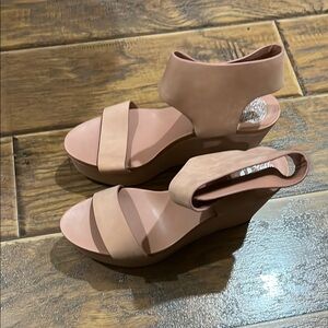 Elegant Women's Tan Wedge Sandals